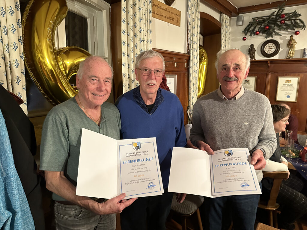 Die Jubilare Hans Steinherr (links) und Josef Hiebl (rechts) mit dem stellvertretenden Leiter der Kolpingbühne, Werner Hanika (mitte)