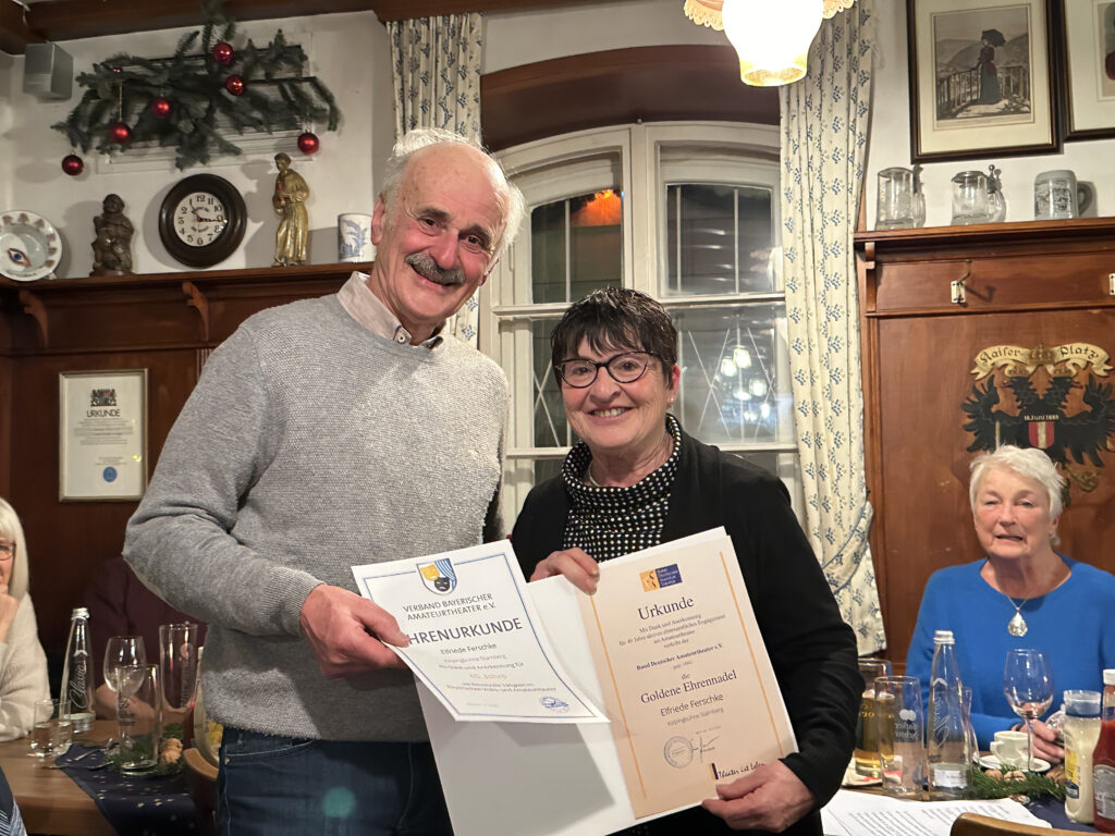 Der Leiter der Kolpingbühne Starnberg, Josef Hiebl mit Elfriede Ferschke